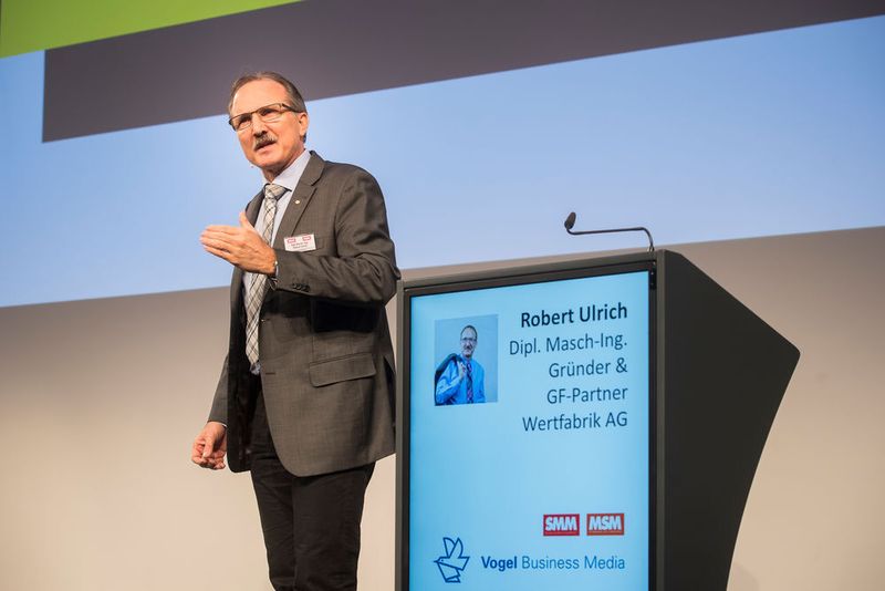 Dipl. Masch.-Ing. Robert Ulrich, Gründer und geschäftsführender Partner Wertfabrik AG zeigte die Potenziale von Lean Manufacturing auf. (Thomas Entzeroth)