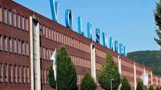 Das Volkswagen-Werk Baunatal ist das größte für die Herstellung diverser VW-Komponenten. Jetzt nimmt der Automobilkonzern Milliarden in die Hand, um von dort aus die Elektromobilität massiv zu pushen. (Bild: Volkswagen)