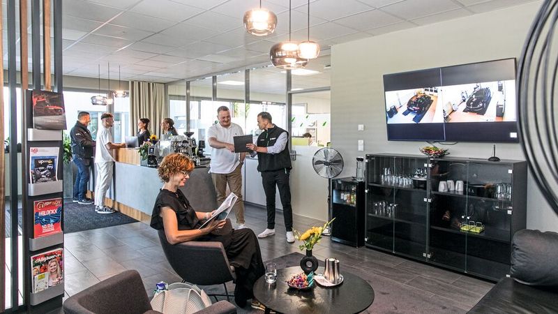 Die Seitz-Gruppe will die Menschen in den Mittelpunkt ihres Geschäfts rücken – wie etwa in ihrem 2022 eröffneten Leasing-Rücknahmezentrum (im Bild), das sie auch zur Anbahnung neuer Verkaufsmöglichkeiten nutzt. Wichtige Ereignisse in diesem Jahr waren unter anderem die Eröffnung des neuen Porsche-Zentrums Augsburg, das gemäß der aktuellen Hersteller-CI Destination Porsche gestaltet ist, sowie die Anbahnung der Übernahme des Autohauses Weikmann in Illertissen. Von 2024 an ist der Betrieb Teil der Seitz-Gruppe. (Bild: Ralf Lienert)