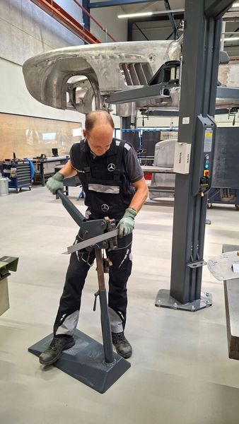 Absolute Spezialisten ihres Fachs: Mit Geräten wie einem Streck- und Stauchgerät – in einer elektrisch angetriebenen Version als „Eckold“ bekannt – können heutzutage nur noch wenige Karosseriebauer umgehen. (Bild: Dominsky – VCG)