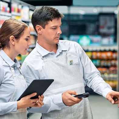 Im Einzelhandel entscheidet Netzverfügbarkeit zunehmend über den laufenden Betrieb. Zahlungsprozesse, Warenwirtschaft, digitale Preisauszeichnung und Kundenanwendungen hängen an derselben Infrastruktur. (Bild: Lancom)