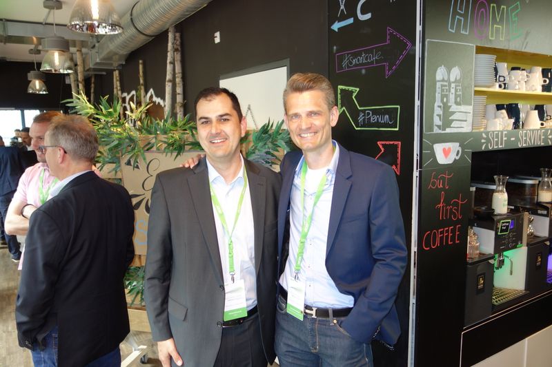 (l.) Michael Benesch, ACER, und Alexander Bröckel, ALLDIS, holen sich erstmal einen Wachmacher. (Bild: IT-BUSINESS)