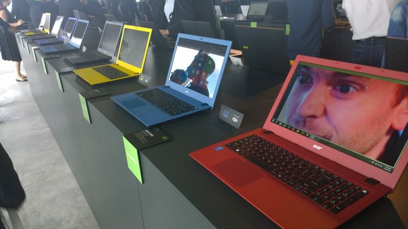 Alles bunt hier: Eine ganze Reihe der neuen Aspire-E-Notebooks. (Bild: IT-Business)