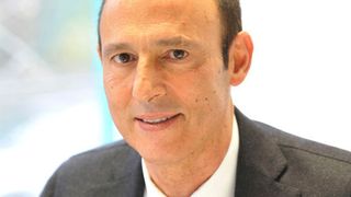 Darius Ahrabian, Geschäftsführer von Instamotion Retail, ist bereit für Kunden, die ihr neues Auto online shoppen wollen. (Instamotion Retail)