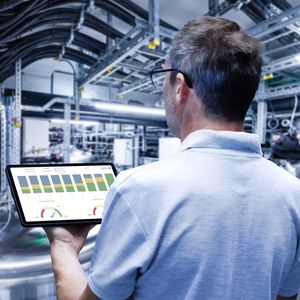 Brownfield-Projekte sind komplex – Simulation macht sie beherrschbar. ZETA zeigt, wie bestehende Anlagen effizient erweitert werden können, ohne den laufenden Betrieb zu stören.(Bild:  ZETA)