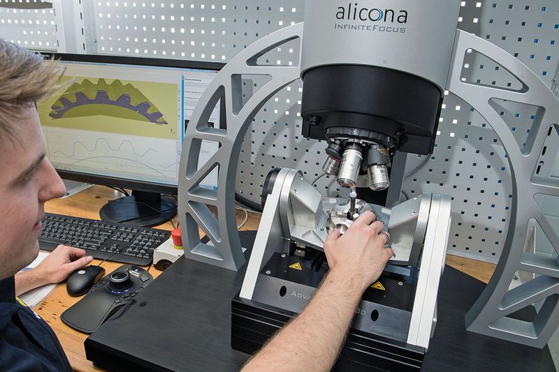 Mit einem der modernsten Werkzeugmessgeräte werden die Mikro- und Makrogeometrien der Sonderwerkzeuge vermessen. (Thomas Entzeroth)