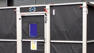 Im Bild ist eine aktive, mobile Laserschutzkabine zum robotergeführten Pulverauftragschweißen zu sehen. (Jutec)