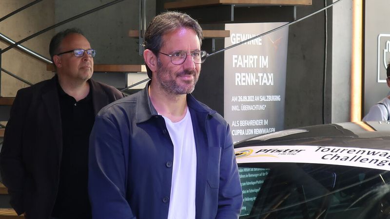 Zur offiziellen Publikumseröffnung war Erik Händler, oberster Netzentwickler von Seat Deutschland, angereist. (Grimm/»kfz-betrieb«)