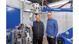 Roland Hermann (li.), Yaskawa und Thomas Pflüger, Gebr. Binder freuen sich über das gemeinschaftlich erfolgreich abgeschlossene Projekt. (Bild: Yaskawa Europe)