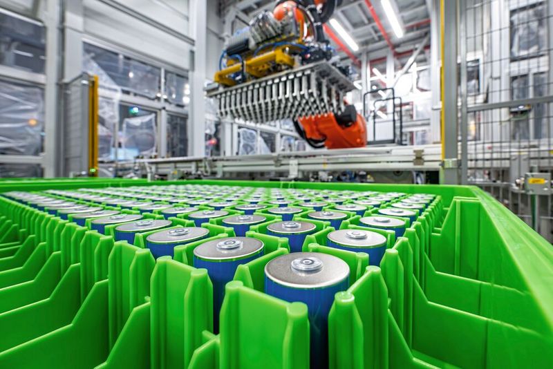 Montage der Hochvoltbatterien im BMW Group Werk Irlbach-Straßkirchen. (Bild: BMW AG)