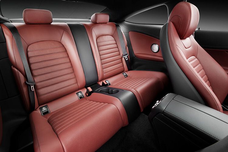 Trotz der fehlenden Kopffreiheit sind die Rücksitze komfortabel ausgeformt, und der Platz reicht zumindest dann aus, wenn die Vornsitzenden ihre Integral-Sportsitze nicht komplett nach hinten gefahren haben. (Foto: Daimler)