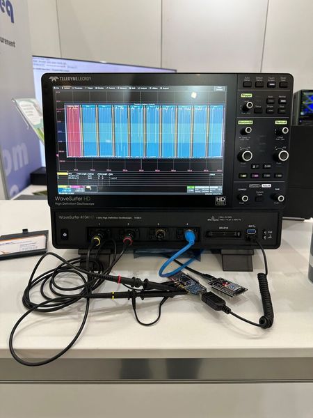 Der «WaveSurfer 4104HD» von Teledyne LeCroy ist ein High-Definition-Oszilloskop mit 1 GHz Bandbreite und vier analogen Kanälen. Dank 12-Bit-Auflösung liefert das Gerät deutlich präzisere Messergebnisse als klassische 8-Bit-Oszilloskope und eignet sich damit besonders für die Analyse komplexer Signale sowie serieller Bussysteme wie I2C, SPI oder UART. Mit einer Abtastrate von bis zu 5 GS/s und einer Speichertiefe von 12,5 Mpts pro Kanal erfasst das «WaveSurfer 4104HD» auch schnelle, kurzzeitige Signalereignisse zuverlässig. Bedient wird das Gerät über einen 12,1-Zoll-Touchscreen mit intuitiver Benutzeroberfläche, die Messungen, Trigger-Einstellungen und Protokollanalysen übersichtlich darstellt. (Bild: Jeremy Streiff)