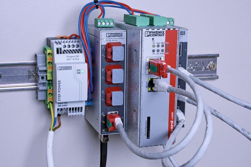 Diese vorverdrahtete Hutschiene (mit FL Mguard und Switch) kommt in allen ECT-Kränen im Rotterdamer Hafen zum Einsatz. (Bild: Phoenix Contact)