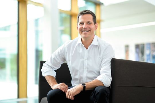 Nikolai Zaepernick ist seit 15 Jahren bei der EOS GmbH beschäftigt und seit 2021 Mitglied der Geschäftsführung. Zu seinen Schwerpunkten als Chief Sales Officer gehören unter anderem Vertrieb, Service und Applikationsengineering. Zuvor war er unter anderem knapp knapp zwölf Jahre für Siemens in der Automatisierungssparte tätig.(Bild:  Tobias Hase)