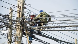 Wenn das Kabelaufkommen nur noch schwer überblickbar ist, bietet möglicherweise Datenfunk eine geeignete Lösung. (Archiv: Vogel Business Media)