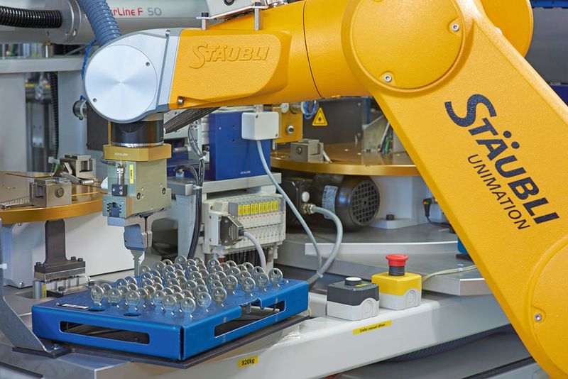 Dank hohem Sicherheitsniveau kann der Roboter nicht nur autonom und flexibel mit der höchsten Leistung arbeiten, sondern sich auch zu jedem Zeitpunkt an die veränderten Bedürfnisse der Produktion anpassen und dies auf allen Ebenen der Mensch-Maschine-Zusammenarbeit. (Stäubli)