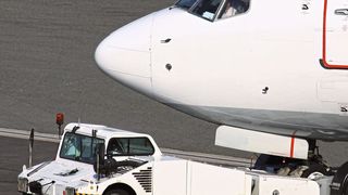 Das DC-Schütz C310 trennt den Umrichter in elektrischen Flugzeugschleppern sicher. (Schaltbau)