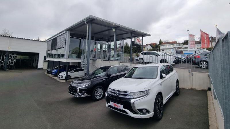 Da der Hauptbetrieb aus allen Nähten platzt, hat das Unternehmen sowohl das Gebrauchtwagengeschäft ... (Bild: Autohaus Seitz)