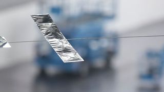 Rund 50 Studenten von fünf deutschen Universitäten verwandelten die Messehallen der Messe Düsseldorf in einen ungewöhnlichen Flughangar. Beim internationalen Wettbewerbs „Stahl fliegt“ brachten sie die unterschiedlichsten Flugobjekte aus Stahl zum Fliegen.  (Messe Düsseldorf)