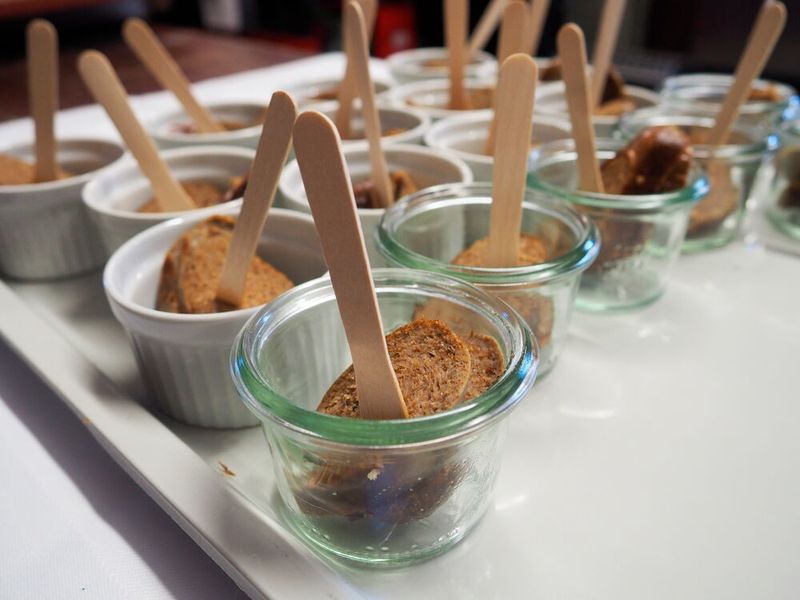 Rostocker Bratwurst aus Treiber: Mit dem Fermentationsverfahren lassen sich aus Resten der Bierproduktion Proteine für Fleisch- und Wurstalternativen gewinnen. (Bild: Eat Beer)