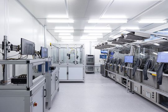 Das Fraunhofer IPA und „UiPath“ bereiten den nächsten Schritt zu Industrie 4.0 vor! Dabei sollen die Anwendungsfelder von Robotic Process Automation für die Industrie erweitert werden. Erste Anwendungen betreffen etwa die Qualiätskontrolle im Reinraum (Bild).(Bild:  Fraunhofer IPA)