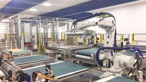 Zur Dieffenbacher-Gruppe gehört auch Schmidt & Heinzmann. Vollautomatisiert arbeitet etwa dieses Cutting & Stacking Center per Roboter. Auch diese Systeme werden eine Rolle auf der JEC World 2026 spielen. (Bild: Dieffenbacher)
