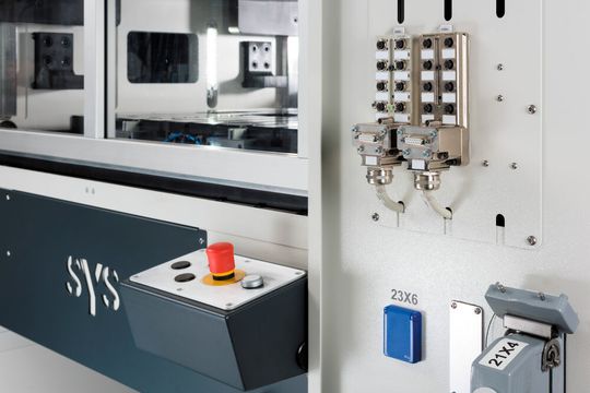 Die Bediener-Rückseite einer Servo-Hub-Presse von Nidec SYS. Die Bediener-Rückseite einer Servo-Hub-Presse von Nidec SYS.