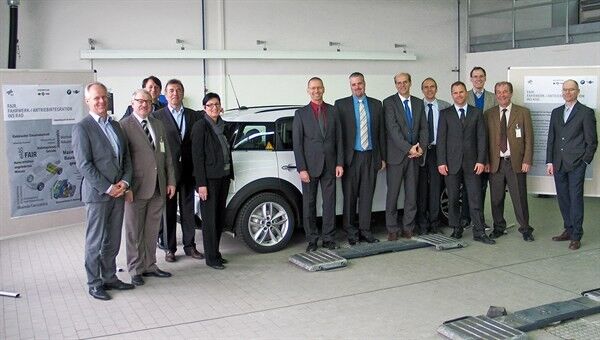 Werkstatt auf dem BMW Testgelände in Aschheim - die Teilnehmer der Projektpräsentation. (Bild: DLR)