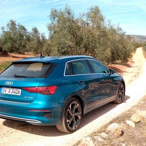 Das Heck wirkt breiter als das des Vorgängers. Zum Marktstart stehen ein Otto- und zwei Dieselmotoren zur Wahl. Später folgen unter anderem ein Mild- und zwei Plug-in-Hybride, eine S- und RS-Variante und auch einen G-Tron wird es wieder geben.(Bild:  Thomas Günnel/Automobil Industrie)