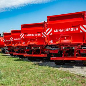 Diese Expemplare an Landmaschinen zeigen ein brillantes Rot. Dahinter steckt die GV-Lacke-Innovation „SmartCure“, für deren Aushärtung Raumtemperatur ausreicht. Hinzu kommt, dass das Lacksystem ohne Isocyanat und Epoxid entwickelt wurde.(Bild:  GV-Lacke)