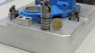 Mit einem Spannhub von 4 mm und einer Spannkraft von 1,2 kN ist der platzsparende Mini-Kompaktspanner für den Einsatz in beengten Maschinenräumen und bei Werkstücken mit kleinem Spannrand konzipiert. (Bild: Roemheld)