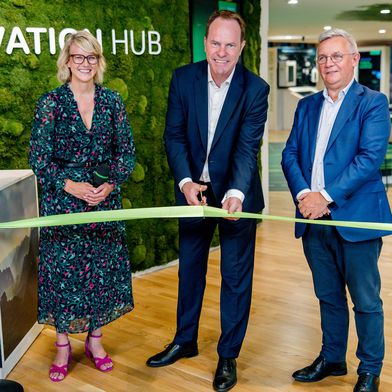 Der Innovation Hub von Schneider Electric wurde durch den Oberbürgermeister der Stadt Düsseldorf, Dr. Stephan Keller, Mike Hughes, CEO DACH und Kathrin Aehling, Vice President Channel & Marketing DACH, offiziell eröffnet. (Bild: Schneider Electric)