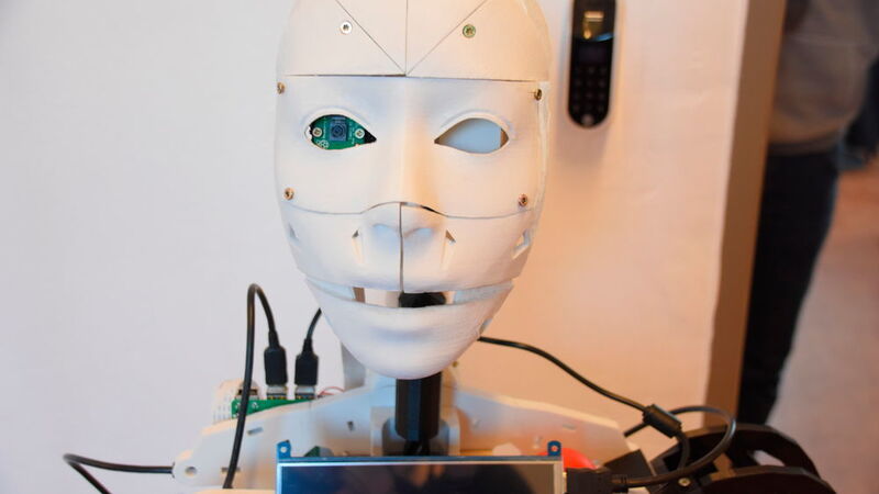 Das Gebrüder-Montgolfier-Gymnasium präsentiert einen 3D-gedruckten Inmoov-Roboter mit Gesichtserkennung und -verfolgung. (https://www.makerschule.de/)