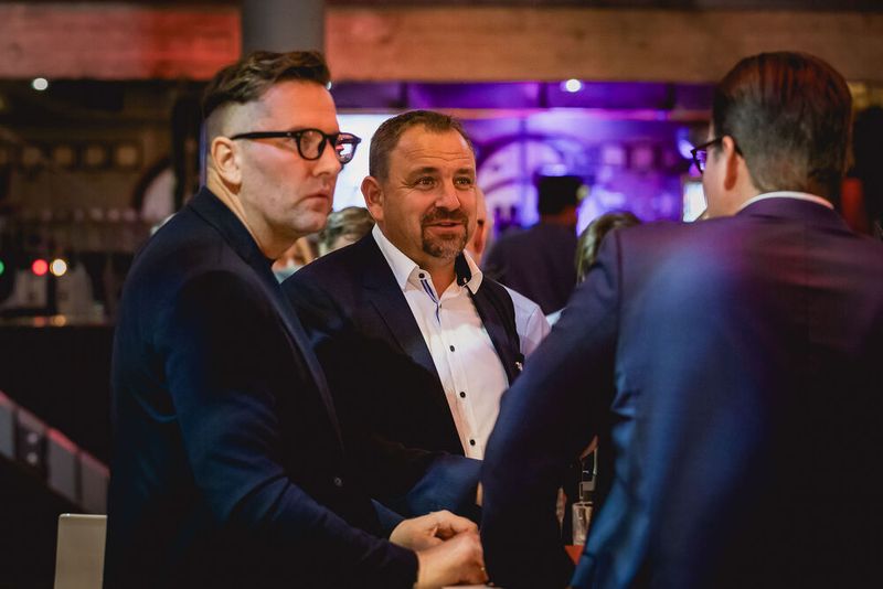 Im Rahmen des Networking-Dinners zum EMS-Tag 2024 wurde das Netzwerk erweitert, fein diniert und Champagner probiert. (Bild: Stefan Bausewein)