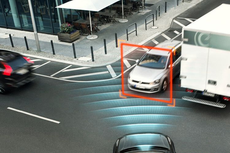 Der Kreuzungsassistent macht das Linksabbiegen an Kreuzungen sicherer. (Foto: Volvo)