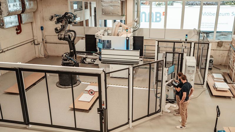 Roboterzelle zum vollautonomen Bearbeiten der Werkstücke.(Bild:  Homag)