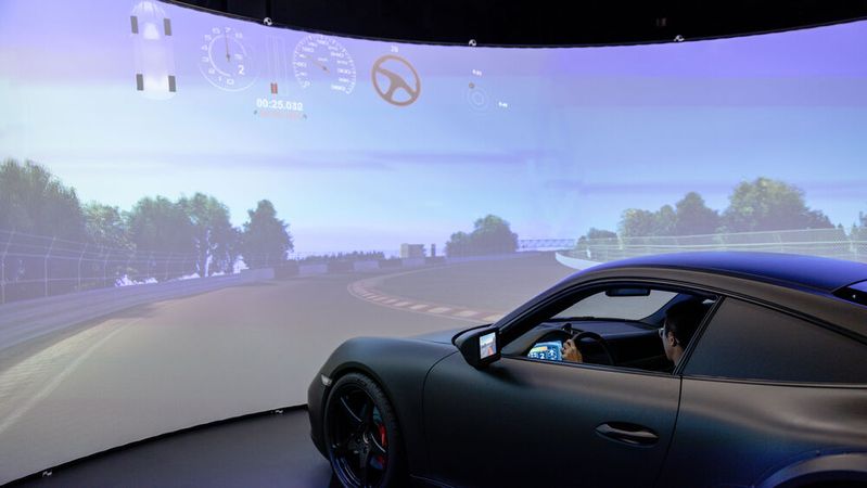 Pirelli kann in seinem Fahrsimlutaor virteulle Reifen auf virtuellen Fahrzeugen testen.(Bild:  Pirelli)