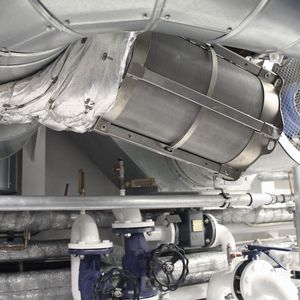 Die MS Ostfriesland, eine deutsche Fähre, wird ausschließlich mit LNG (Liquified Natural Gas) betrieben. Am Abgastrakt schützt ein Q-Rohr vor den Auswirkungen möglicher Explosionen