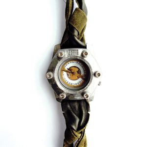 Uhrengehäuse aus Metallpulver – Anmutung von Leder und Stoff.