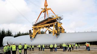 Seinen ersten Einsatz hat diese Hebevorrichtung seit diesem Sommer beim Bau des Windparks Westermost Rough vor der Ostküste Großbritanniens, wo Siemens 36 Windenergieanlagen mit 75 Meter langen Rotorblättern installiert. (Siemens)