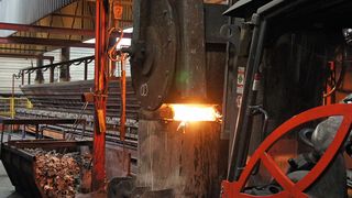 Ein Spezialstapler bringt das geschmolzene Metallgemisch zur Giessstrasse. (Bild: L. Meister)