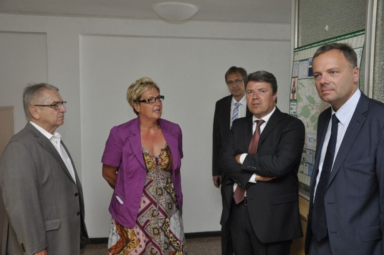 Die Familie Breitschwert zeigt den beiden Jury-Mitgliedern Achim Kreyenpoth (2. v. re., BDK) und Peter J. Lorenzen (re., Autoscout 24) das interne Telefonmarketing (ITM) des Unternehmens. (Foto: Richter)