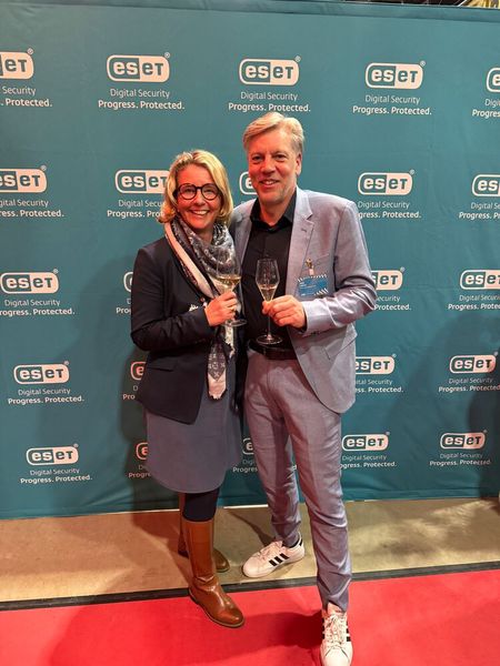 Wiedersehensfreude bei Stephanie Steen (IT-BUSINESS) und Maik Wetzel (ESET) (Bild: Claus Uhlendorf / Eset)