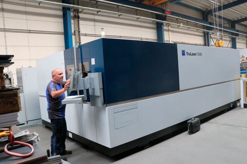 Dank der Trulaser 5040 fiber mit 24 Kilowatt Leistung kann Hofele Blechbearbeitung auch 40 Millimeter dicke Baustahlbleche sowie Bauteile aus Edelstahl und anderen hochwertigen Materialien problemlos bearbeiten  ... (Bild: Trumpf)