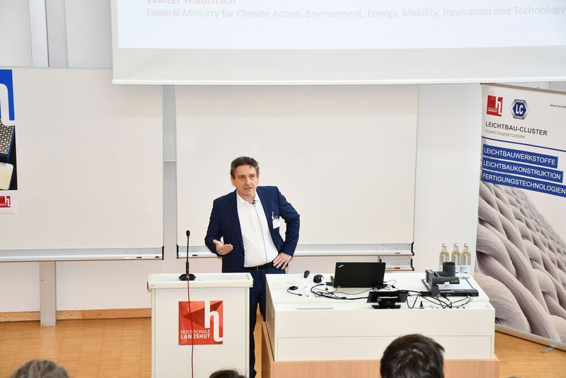 Auch Kommissär Walter Mauritsch (MBK, Wien) betonte die Volkswirtschaftliche Bedeutung des Leichtbaus. (Bild: Hochschule Landshut)