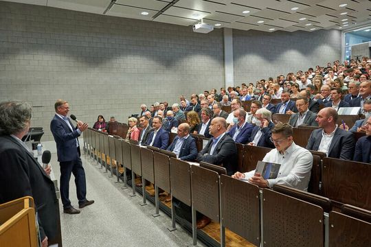 (Die Supply-Chain-Experten Prof. Dr. Elmar Bräkling und Prof. Dr. Jörg Lux diskutierten über einen Sechs-Punkte-Plan. (Bild: Hochschule Koblenz/Thomas Frey))