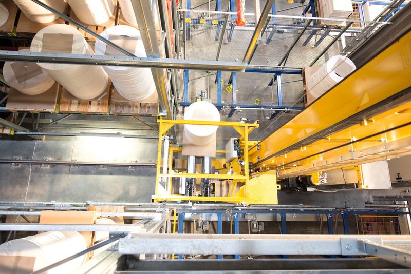 Für die Transporte der Wareneingangspaletten oder der Auslagerungen aus dem HRL in die Kommissionierung übernehmen die RBG die Funktion von Liften. (Bild: SSI Schäfer)