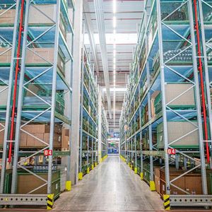 Die Dimensionen innerhalb des Global Logistics Center in Germersheim sind beeindruckend. Ach ja: Hier sehen Sie die kleinen Regale und die kurzen Gänge!(Bild:  Mercedes-Benz Heritage GmbH)