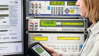 Zertifikatserstellung bei Wika unter Laborbedingungen (www.foto-ziemlich.de / Wika)