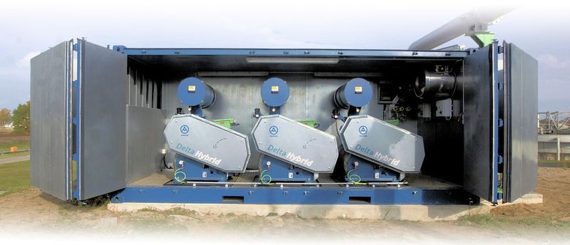 Die geöffneten Türen auf der Längsseite des Sauerstoff-Containers geben den Blick frei auf die drei installierten Drehkolbenverdichter der neuen Baureihe Delta Hybrid. (Bild: Aerzener Maschinenfabrik)